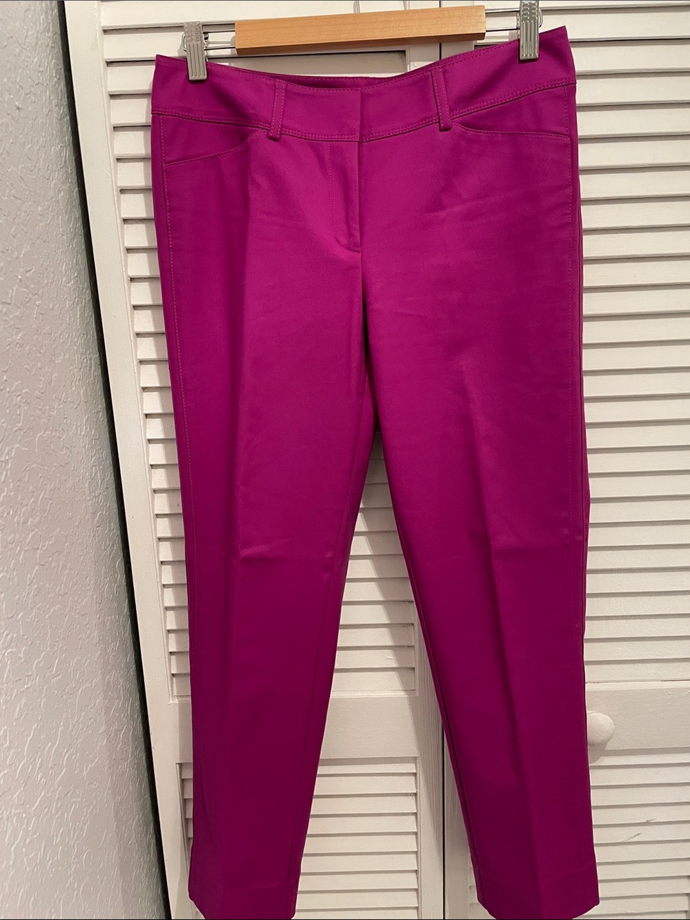 White House Black Market Bright Magenta Cropped Ponte Pants